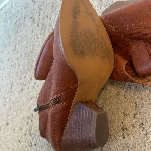 Frye 8 “Raina” in Cognac NEWER worn once— heel tag still in. Classic and quality - Picture 12 of 12